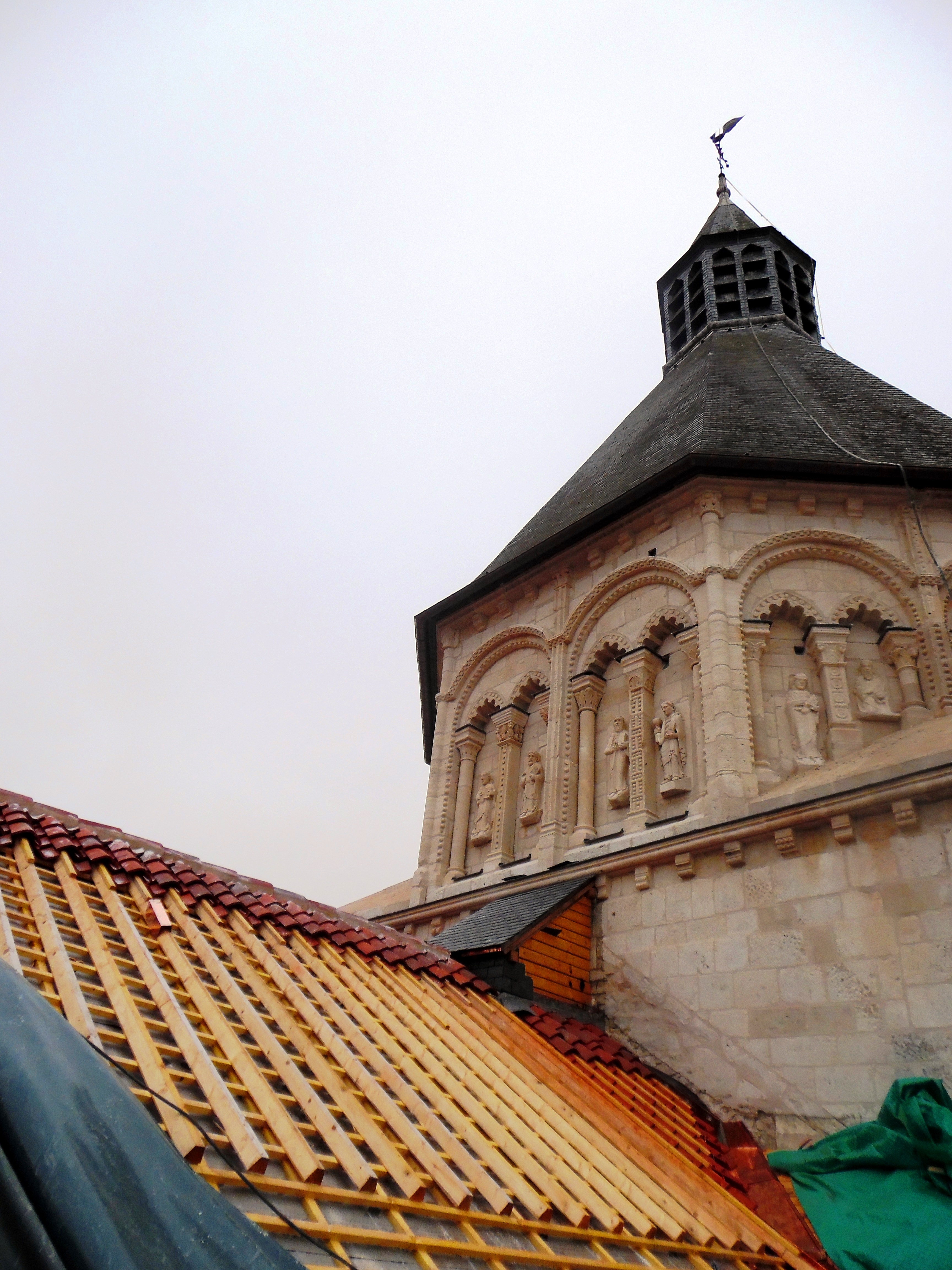 Restauration du transept nord, la charpente en cours de restauration © Marie Barthelet