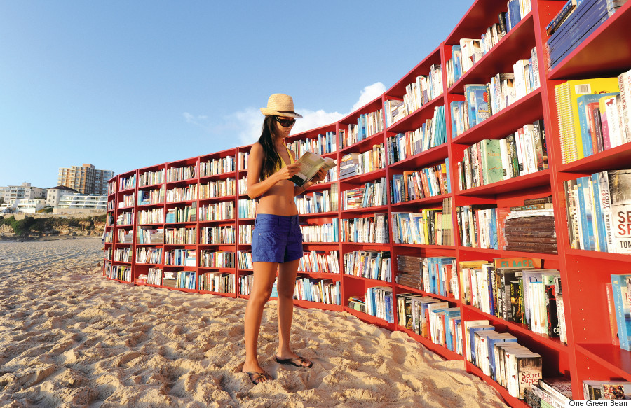 Bibliothèque sur la plage avec jeune liseuse en chapeau