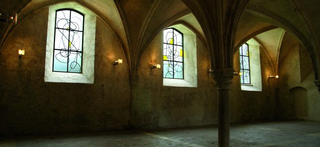 Vitraux de Christopher Wool dans la salle capitulaire du prieuré © D.R.